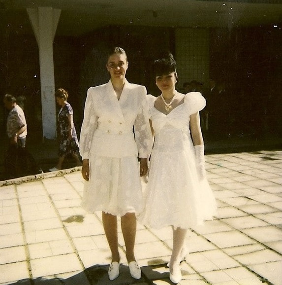1994 год. Справа Ольга — платье на выпускной шили в оперном театре