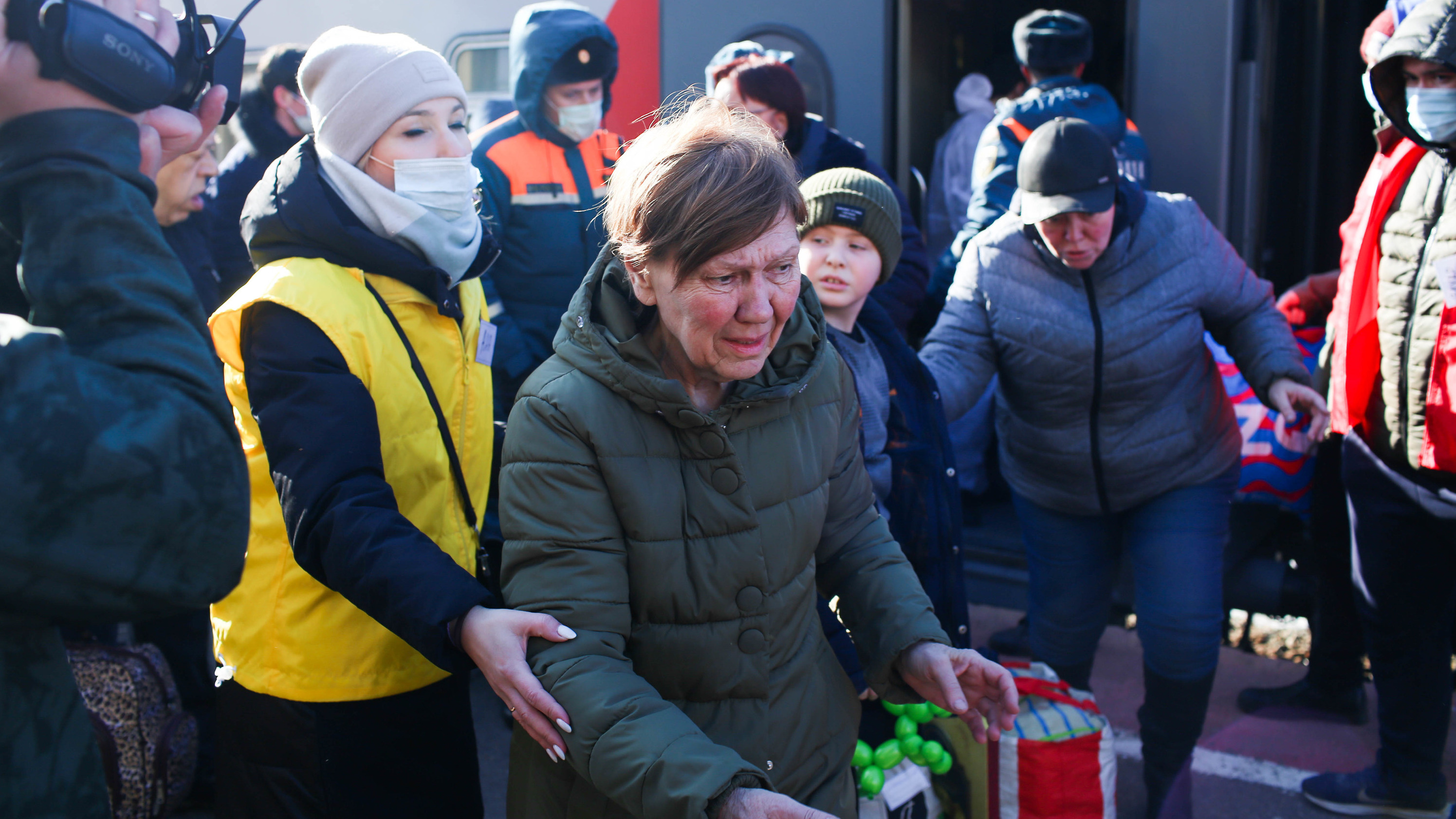 Сегодняшний день составляет более. Украинские беженцы. Мариуполь беженцы.