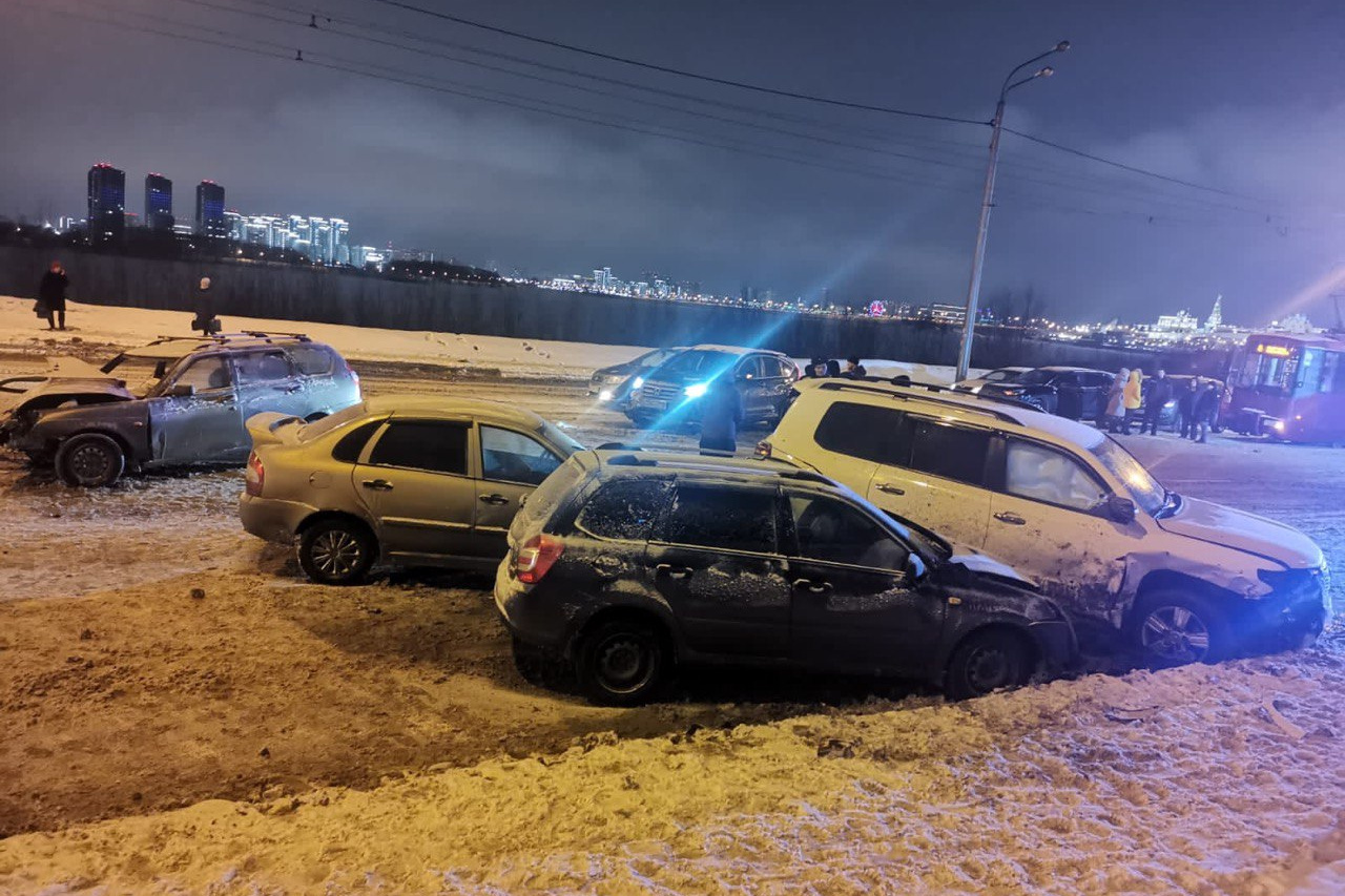 Ситуация в казани. Машина на дороге. Массовая авария Казань. Дорожно-транспортное происшествие.