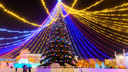 Новогоднюю елку убирают с площади Ленина
