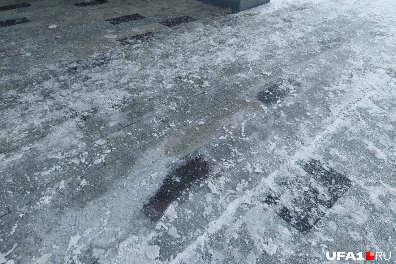 Плитка полностью покрыта льдом — сложно заметить, но легко упасть