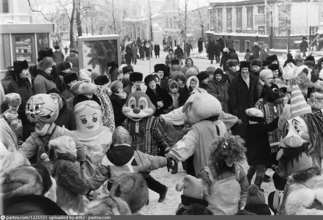 Костюмированное представление на улице Свердлова, 1990–1995 Костюмированное представление на улице Свердлова, 1990–1995