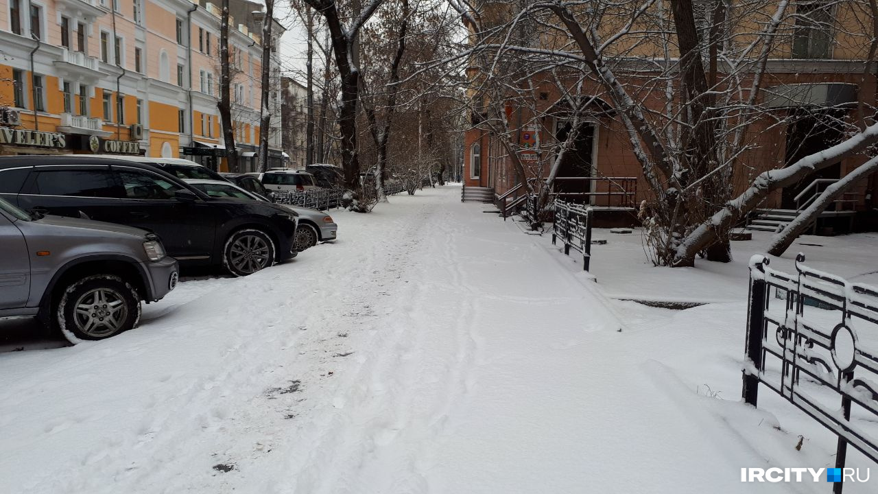 Тротуар на улице Киевской казался совсем не чищенным