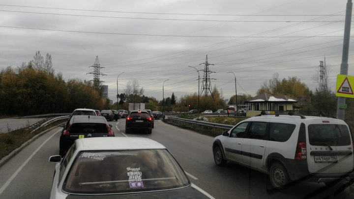 «Народ стал материться»: на Егоршинском подходе водители встали в огромную пробку из-за поезда