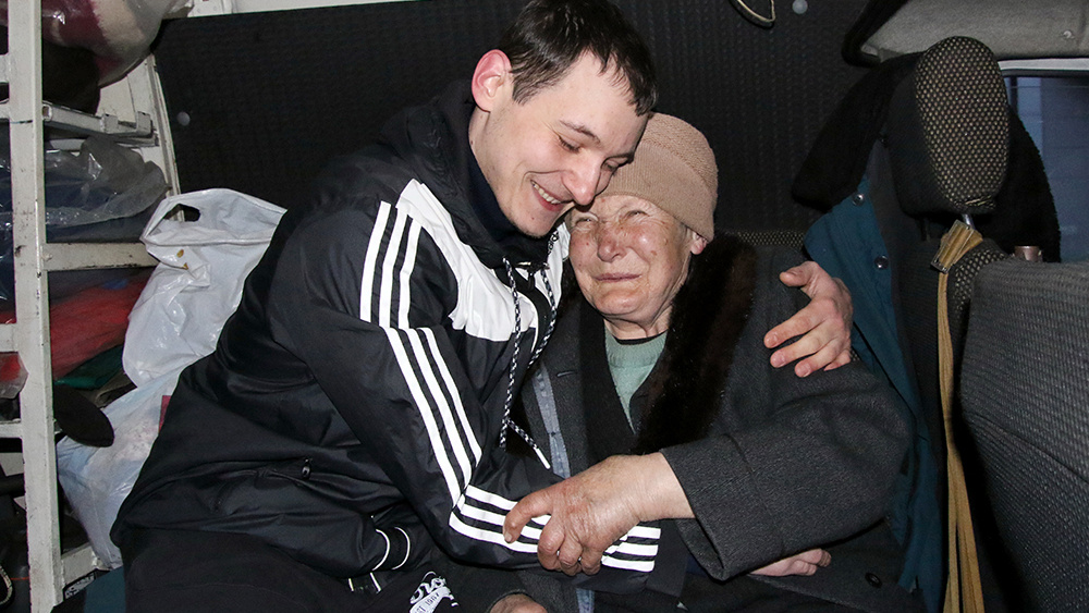 Бабушка, которую внук спас из Мариуполя, находится в реанимации