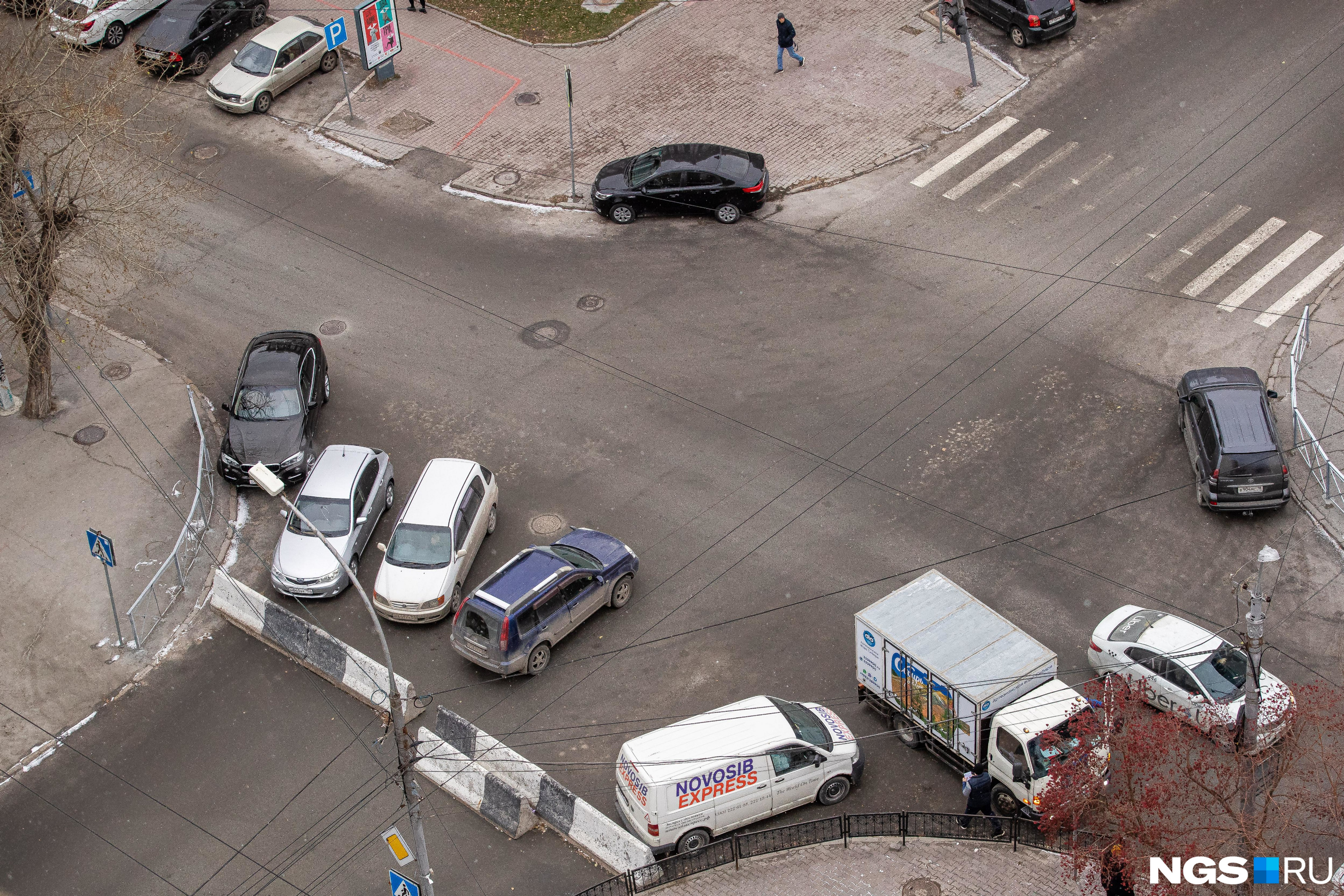 Почему перекрыли краснодар. Улица Ленина Новосибирск. Авария на Титова Новосибирск сегодня. Около возле. Язык автомобилистов на дороге.