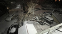 Упавшее дерево разбило машины во дворе на проспекте Победы. Момент происшествия попал на видео