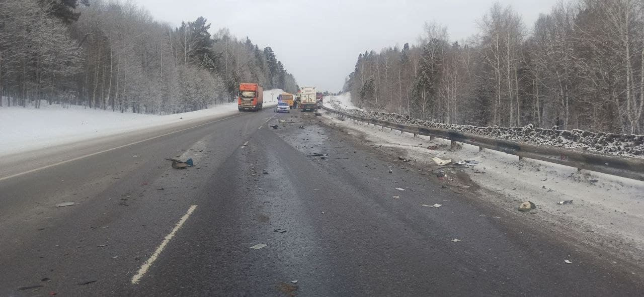 Обломки от авто разлетелись по трассе Обломки от авто разлетелись по трассе