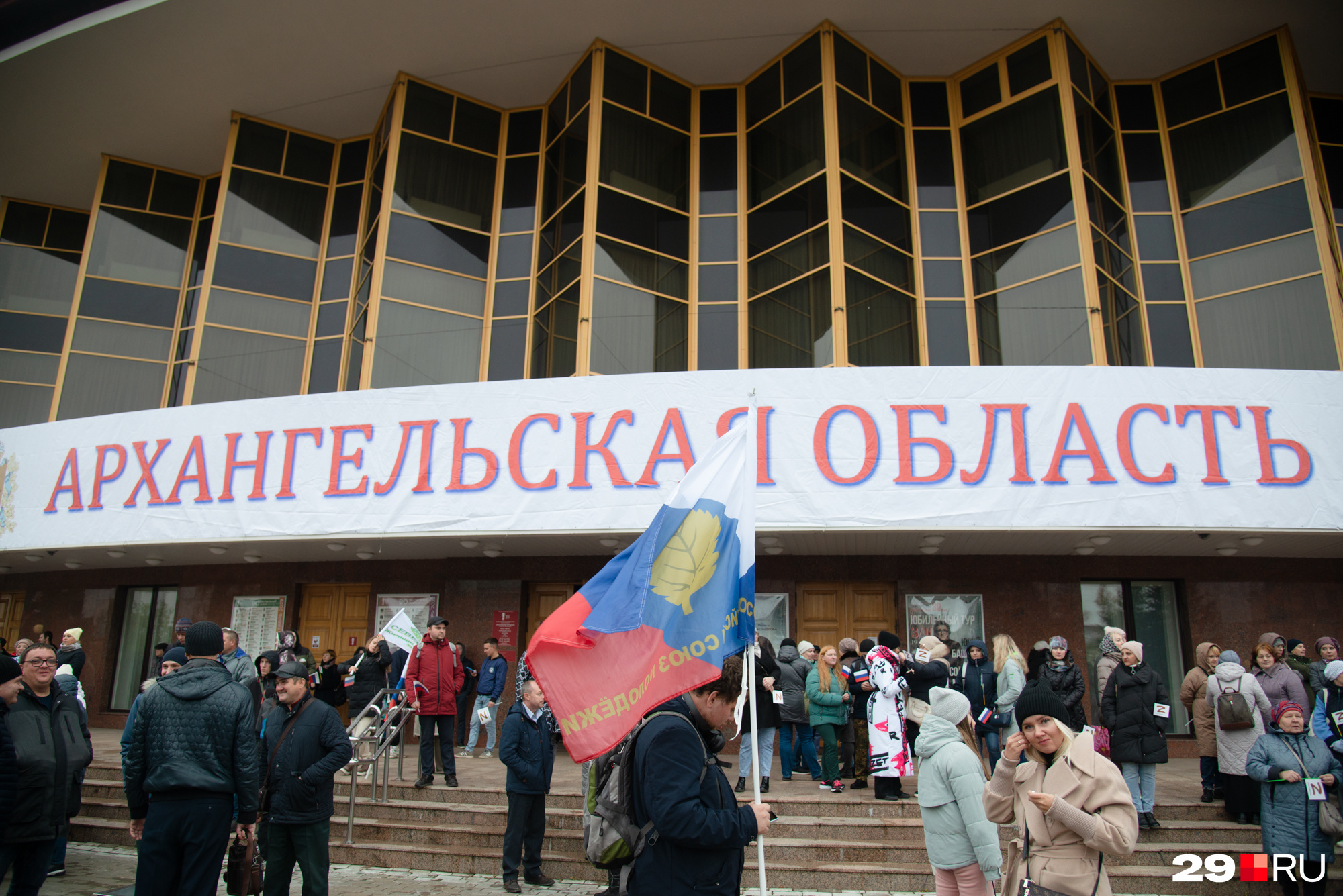 Люди стали собираться на площади перед театров после 15 часов Люди стали собираться на площади перед театров после 15 часов