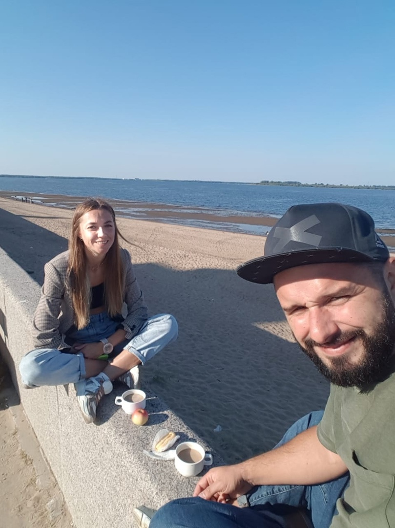 В городе супруги позавтракали на берегу Белого моря, неподалеку от отеля