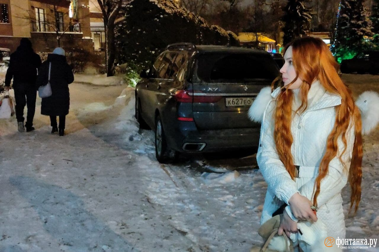 У дома Юрия Хованского и его гражданскую жену встречали журналисты.<br /><br />автор фото Михаил Огнев/«Фонтанка.ру»