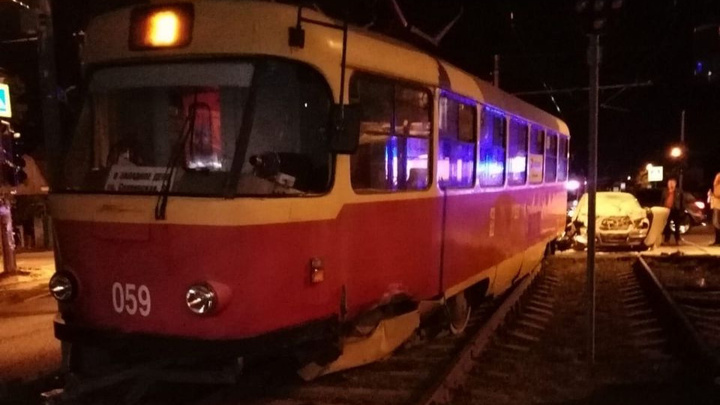 В Краснодаре из-за ДТП трамвай сошел с рельсов