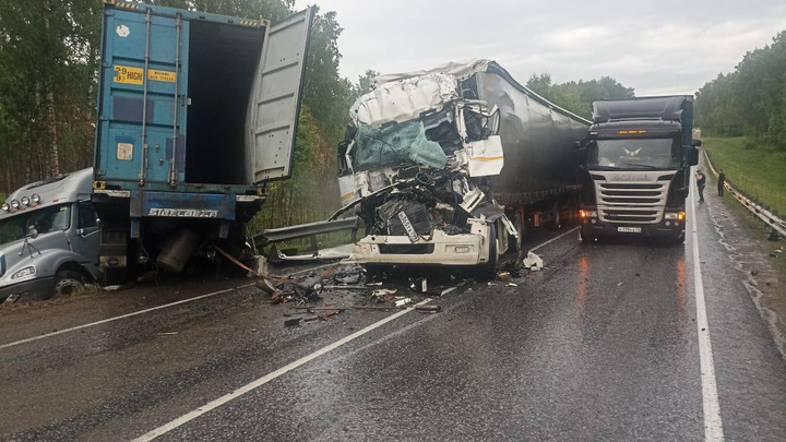 Водитель КАМАЗа погиб в жутком столкновении двух грузовиков на трассе