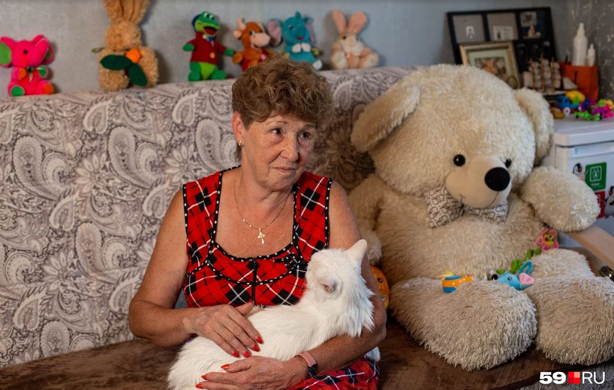 Кота, который на этом снимке ласкается к Галине Бухановой, принесла в дом Ирина. Игрушки на диване — тоже ее