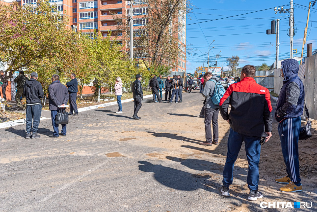 В отделе военкомата по Читинскому району людей собралось очень много. Больше, чем в краевом военкоме В отделе военкомата по Читинскому району людей собралось очень много. Больше, чем в краевом военкоме