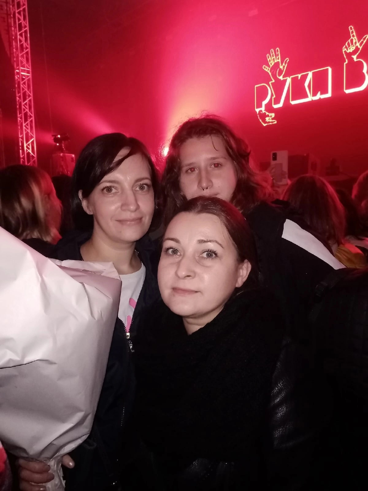 Анастасия (слева) со своей компанией на концерте: девушек выступление Сергея Жукова порадовало