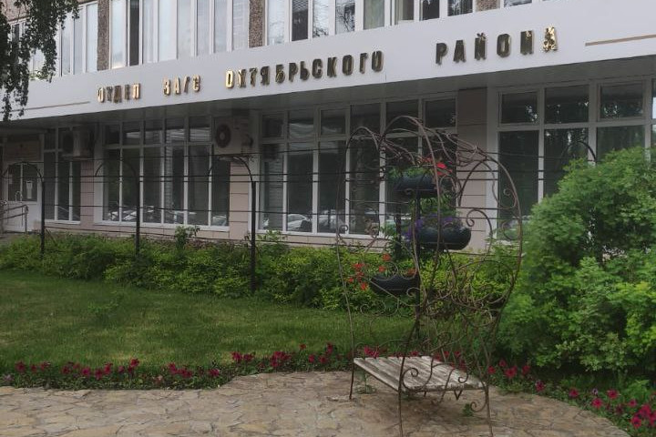 Андрей и Виктория несколько часов гуляли, дожидаясь, пока программу починят