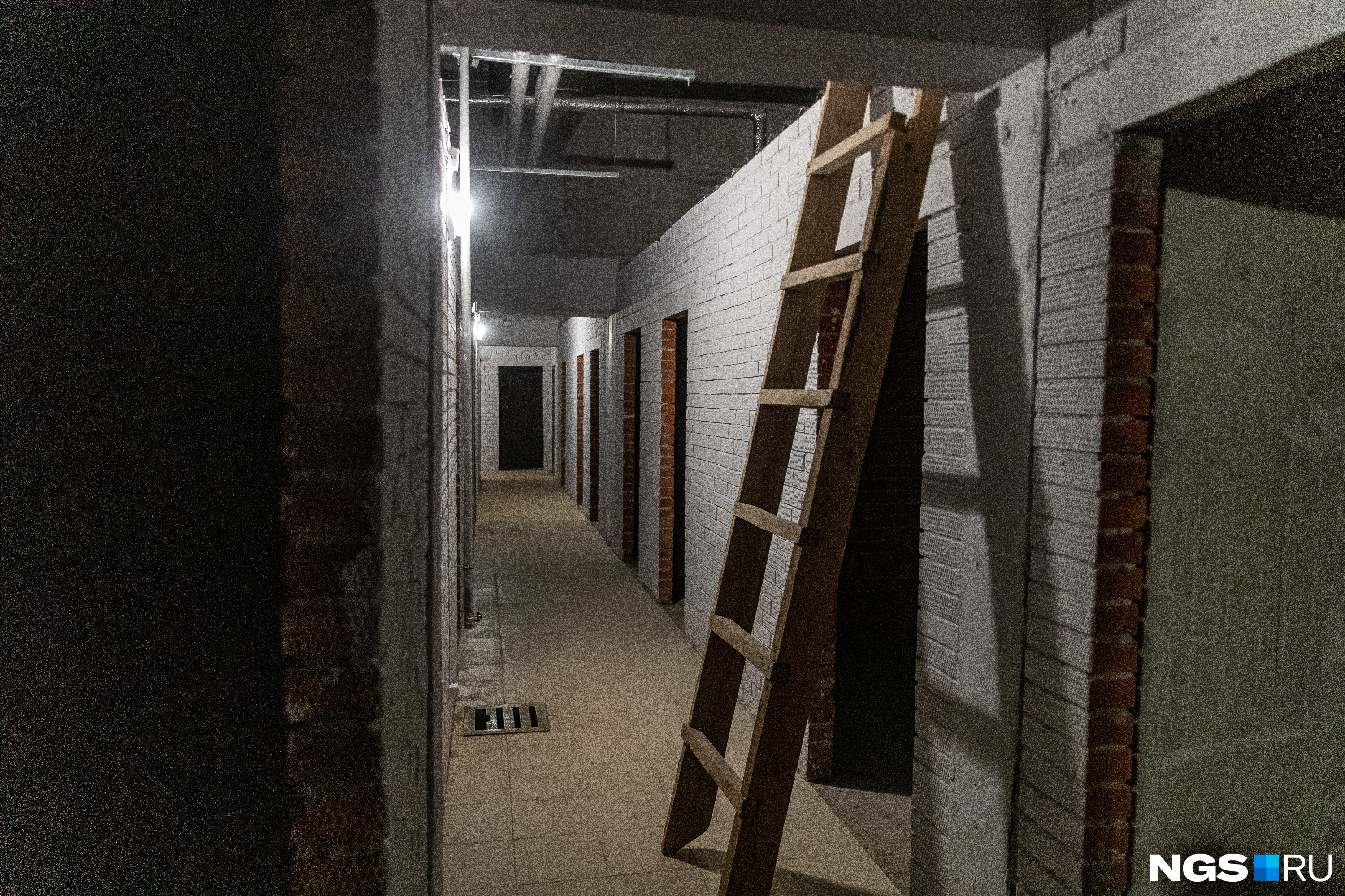Под квартирами есть кладовые — покупателям их отдают без дверей, их придется устанавливать самим Под квартирами есть кладовые — покупателям их отдают без дверей, их придется устанавливать самим