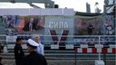 Оружие, Путин и бабушка с флагом СССР: какие патриотичные символы окружили «Иван Грен» в Архангельске