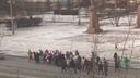 Толпа новосибирских подростков устроила массовый забег через дорогу в кино — видео, которым заинтересовались в ГИБДД