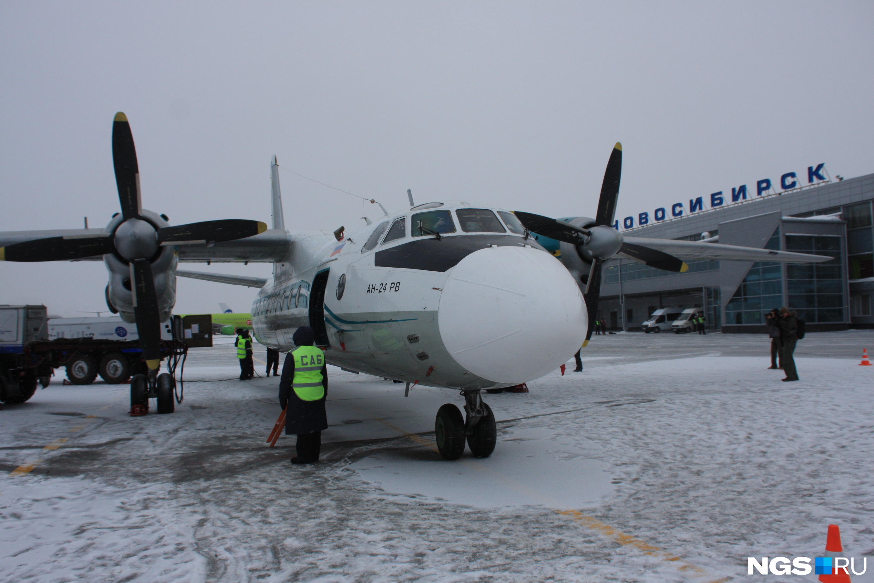 Летевший в Полярный самолет «ИрАэро» вернулся в Иркутск из-за проблем со связью
