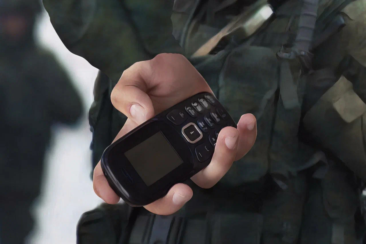 Кнопочный телефон — самый распространенный способ связи с близкими на фронте