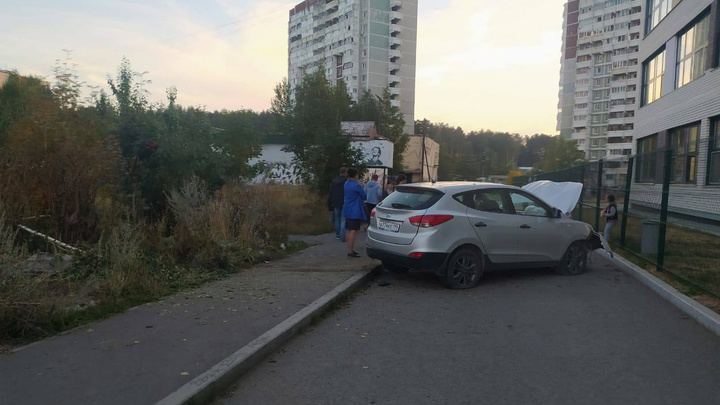 «Дети чудом не пострадали». В Академическом водитель Hyundai протаранил деревья и вылетел к школе