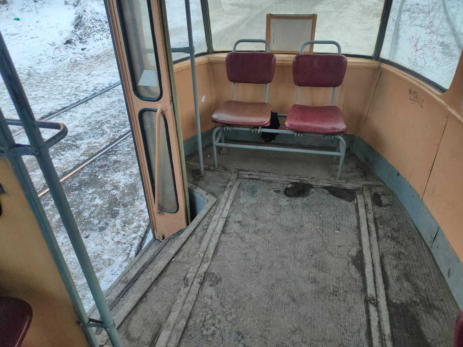 В Екатеринбурге в дверях трамвая зажало коляску с ребенком. Мальчик выпал на пути