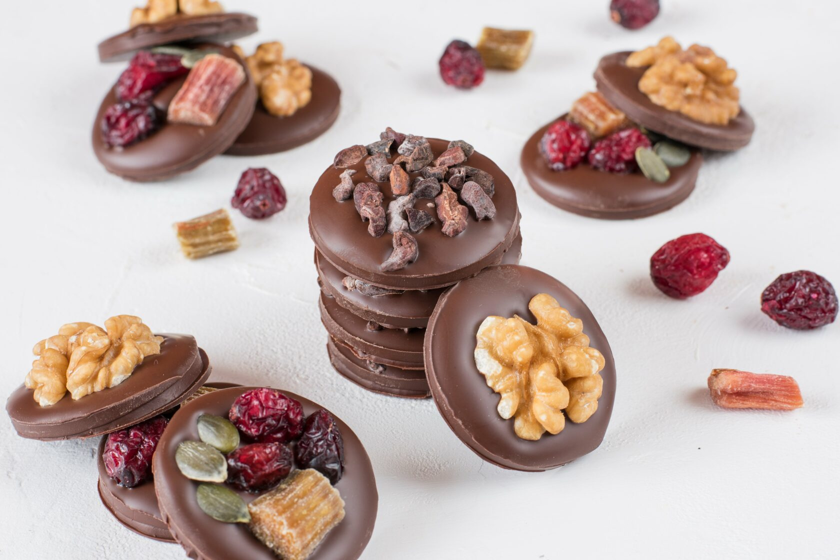 Медианты — это маленькие плитки шоколада, украшенные орехами, фруктами или цукатами