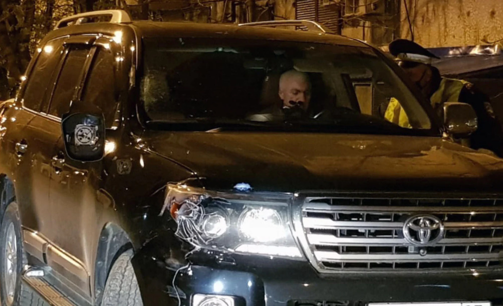 Кадр с видео, которое сделали в тот момент, когда Захарчевского сразу после ДТП остановили полицейские