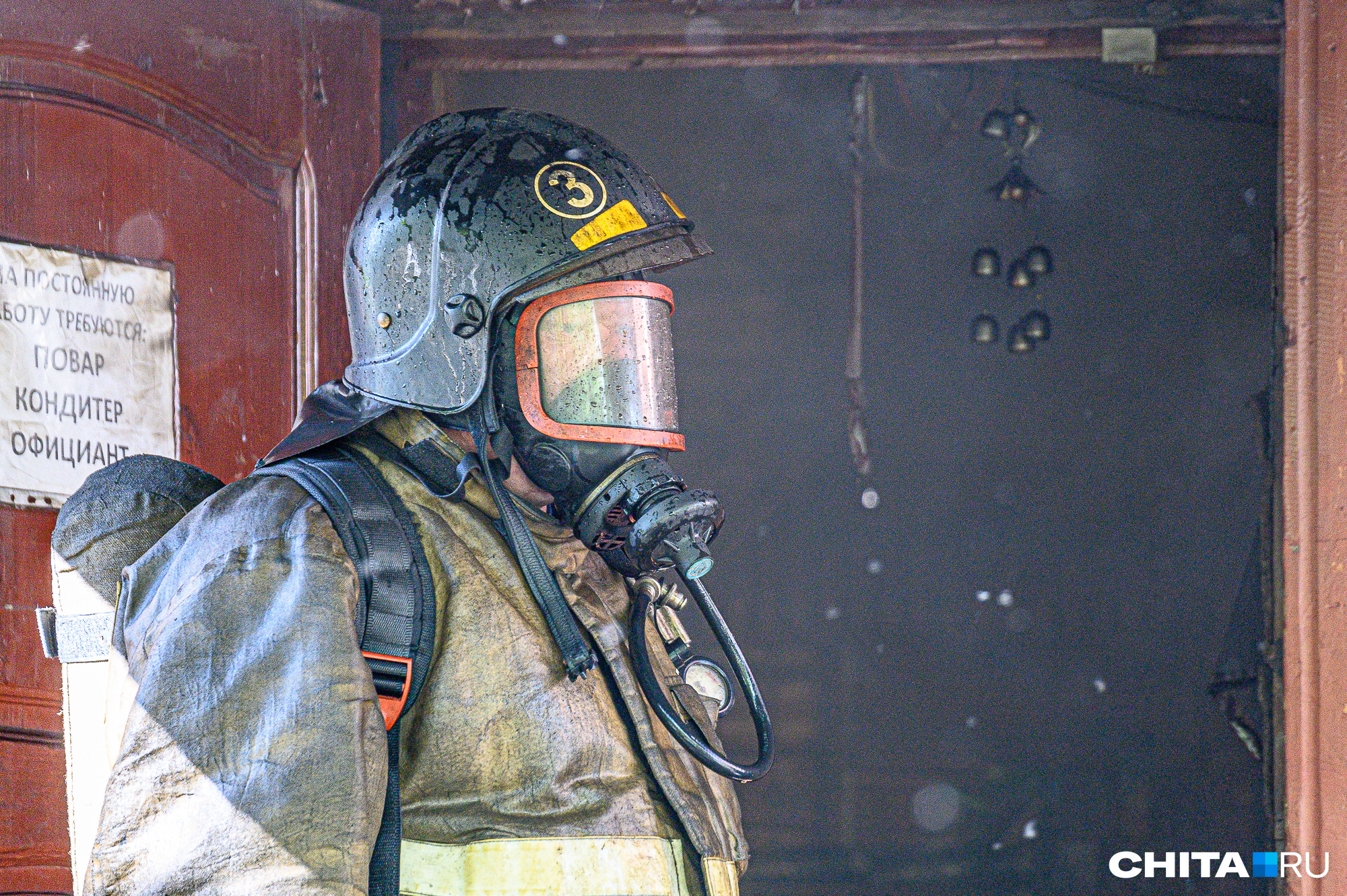Пожарные спасли двух человек из загоревшегося дома в Чите