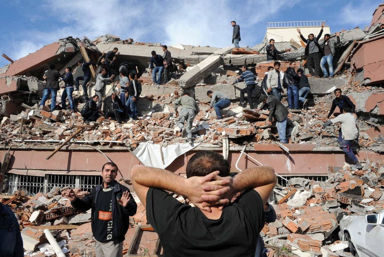 Землетрясение 1999 года стало самым страшным и разрушительным за последнее время. Однако ученые заявляют: толчки магнитудой свыше 7 с высокой долей вероятности могут повториться в Стамбуле в ближайшие годы
