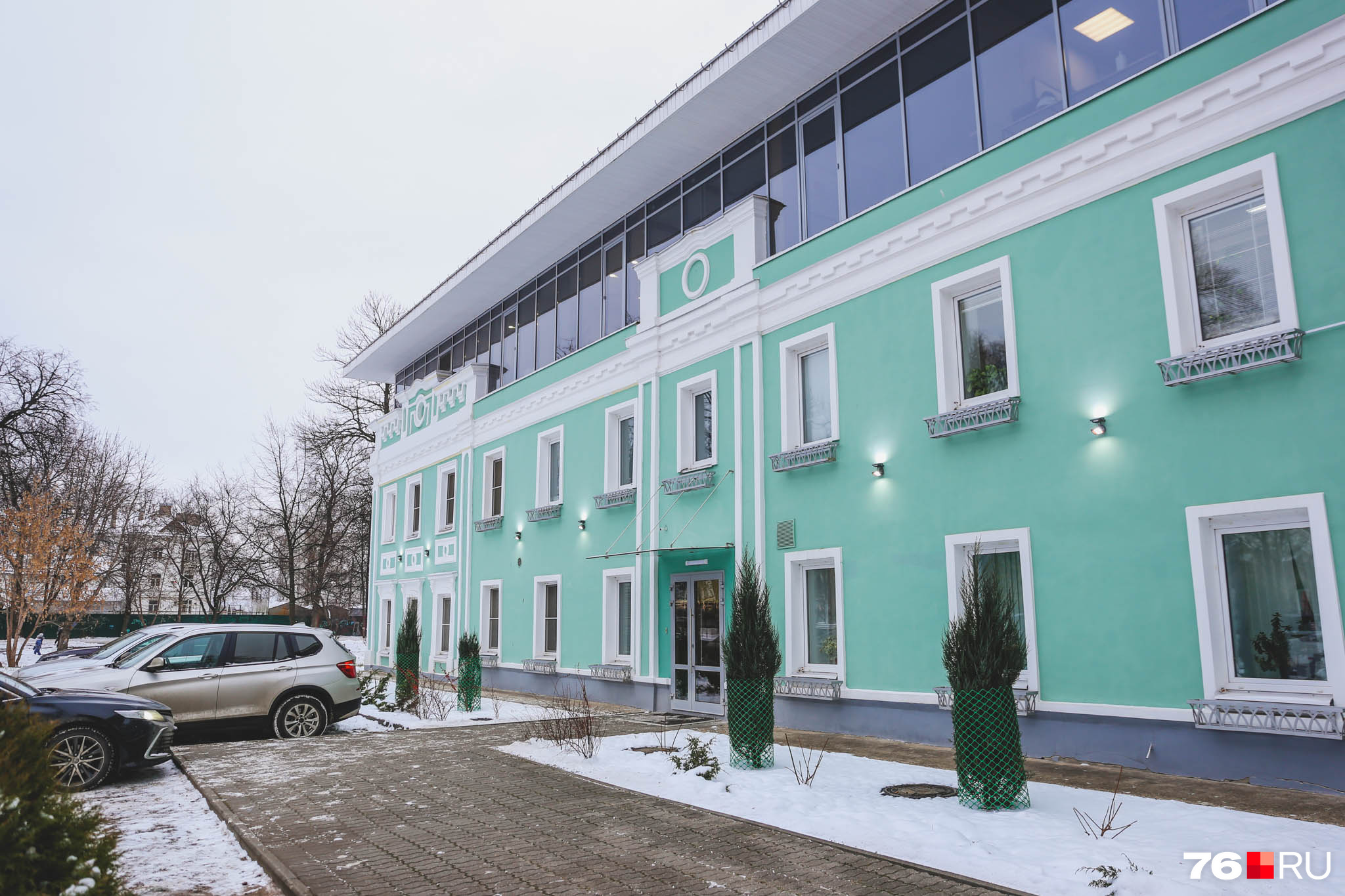 Дом увеличили, надстроив стеклянную часть. <nobr class="_">Из-за</nobr> данной пристройки тоже были жаркие споры, которые дошли до суда Дом увеличили, надстроив стеклянную часть. <nobr class="_">Из-за</nobr> данной пристройки тоже были жаркие споры, которые дошли до суда