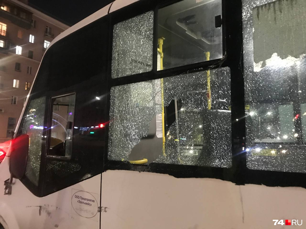 У врезавшейся в светофор маршрутки разбиты стекла