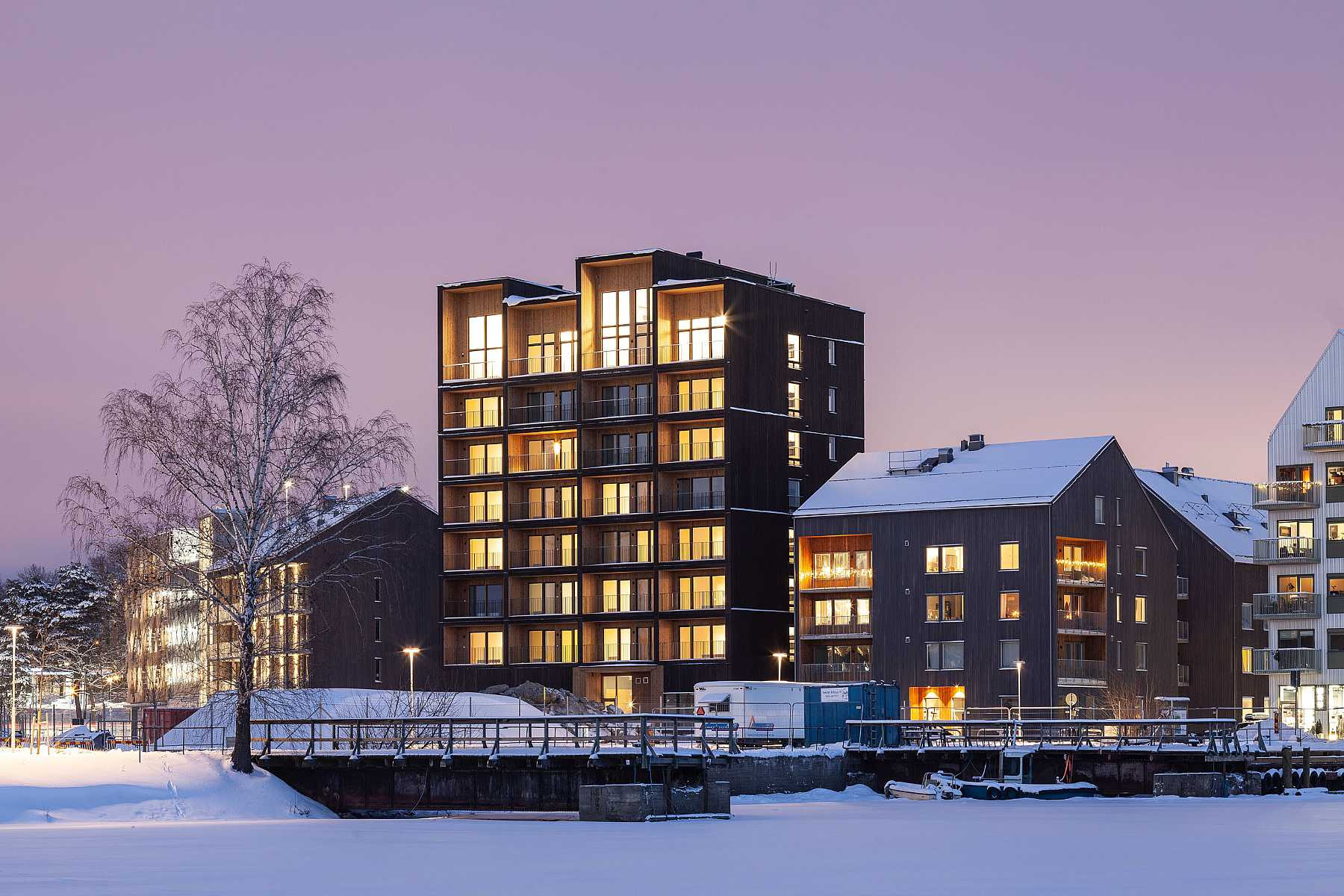 А это 9-этажный деревянный дом в Вестеросе (Швеция), построенный в 2019 году. Высотка полностью сделана из клееных многослойных деревянных панелей