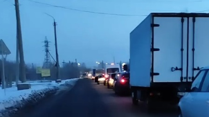 Челябинцев не предупредили о ремонте переезда в Новосинеглазово, и автомобилисты встали в огромную пробку