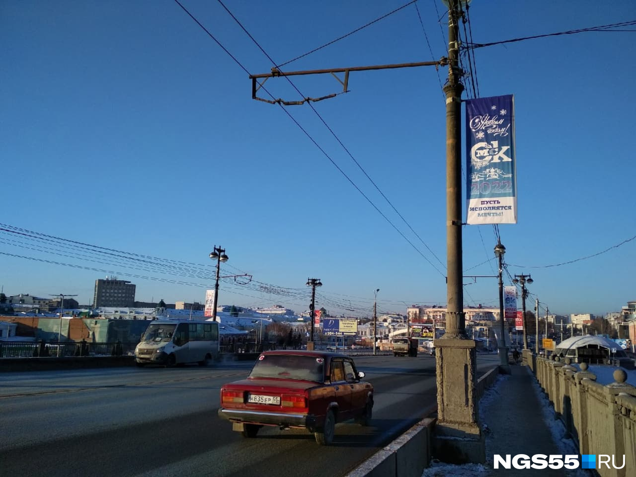 Так выглядит одна из главных улиц Омска. Фонарные столбы желают горожанам, чтобы их мечты исполнились Так выглядит одна из главных улиц Омска. Фонарные столбы желают горожанам, чтобы их мечты исполнились