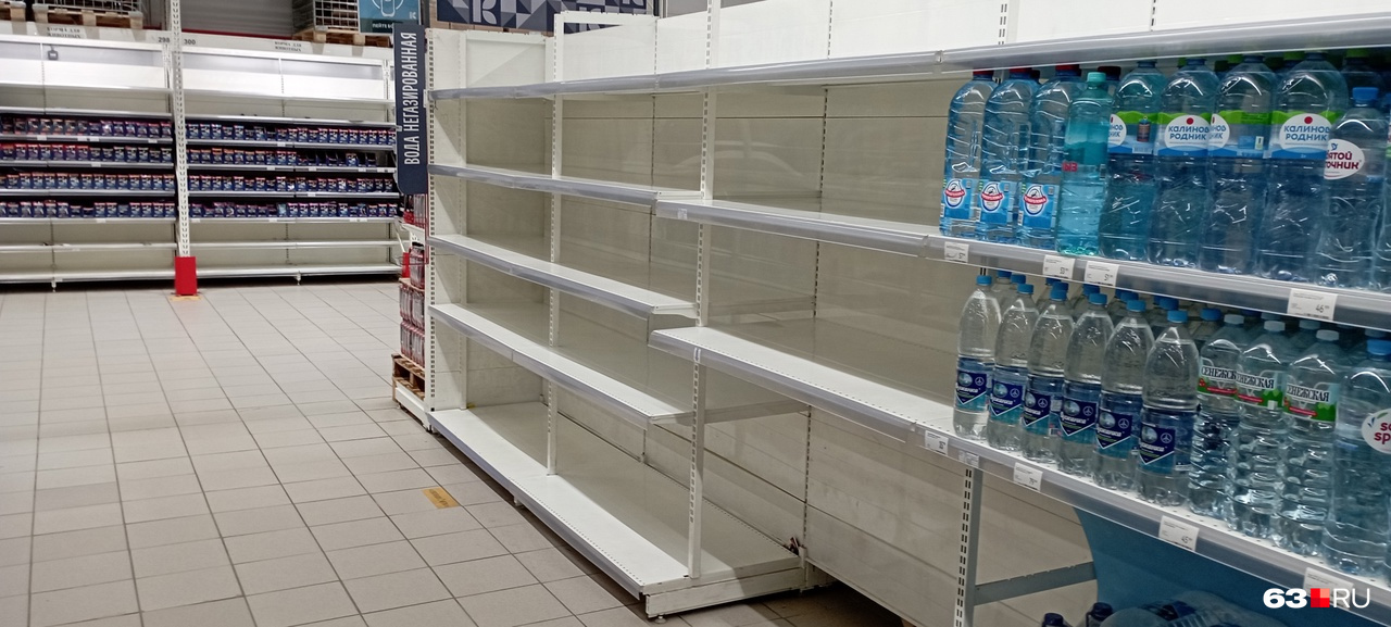 Сотрудники не выкладывают новый товар на прилавки Сотрудники не выкладывают новый товар на прилавки
