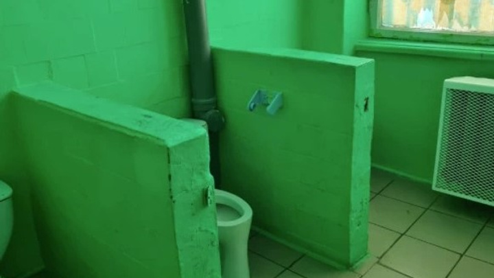 Школа Екатеринбурга участвовала в конкурсе на худший туалет. Рассказываем, что изменилось за год