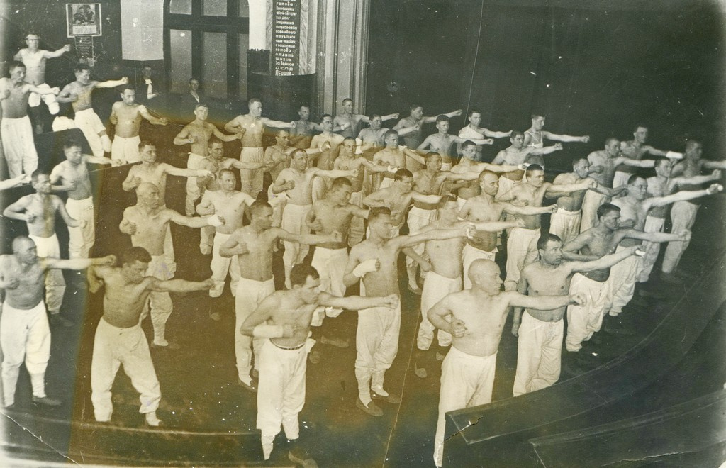 Занятия лечебной физкультурой в эвакогоспитале № 3999, 1942 год