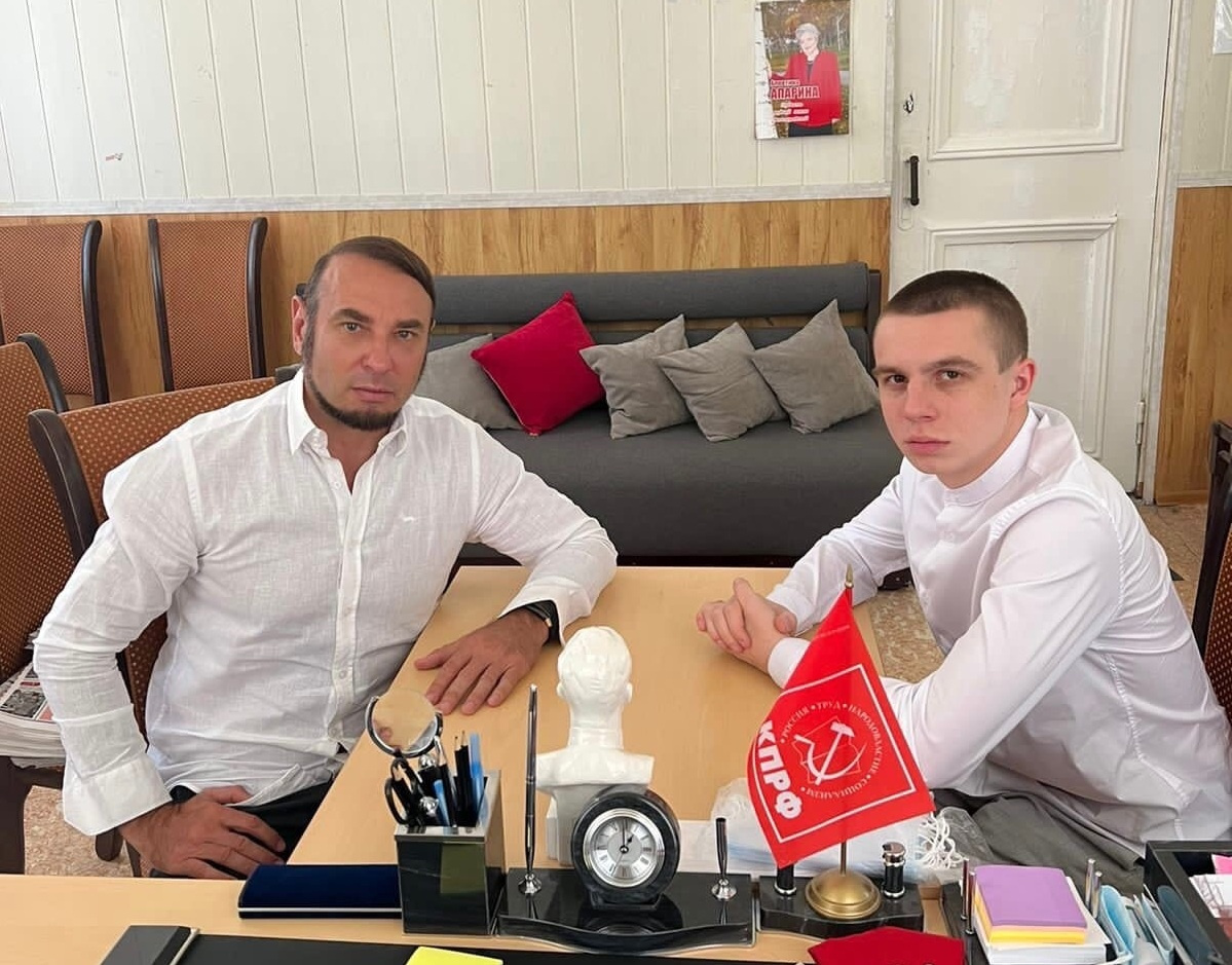 Павел Котляров публикует фото с депутатом Гордумы от КПРФ Андреем Анненко. Тот, впрочем, тоже еще не на фронте