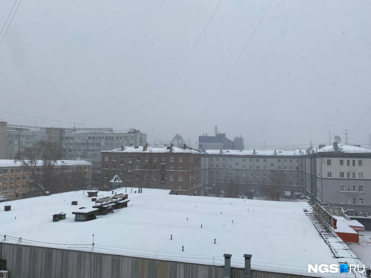 Из-за снега ухудшилась видимость Из-за снега ухудшилась видимость