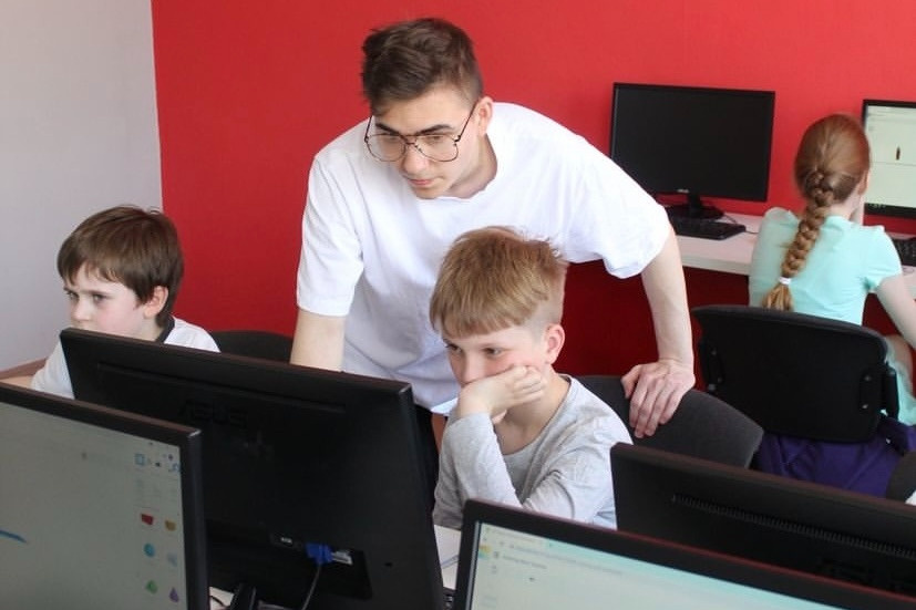 Обучение проводят практикующие IT-специалисты, имеющие опыт работы с детьми