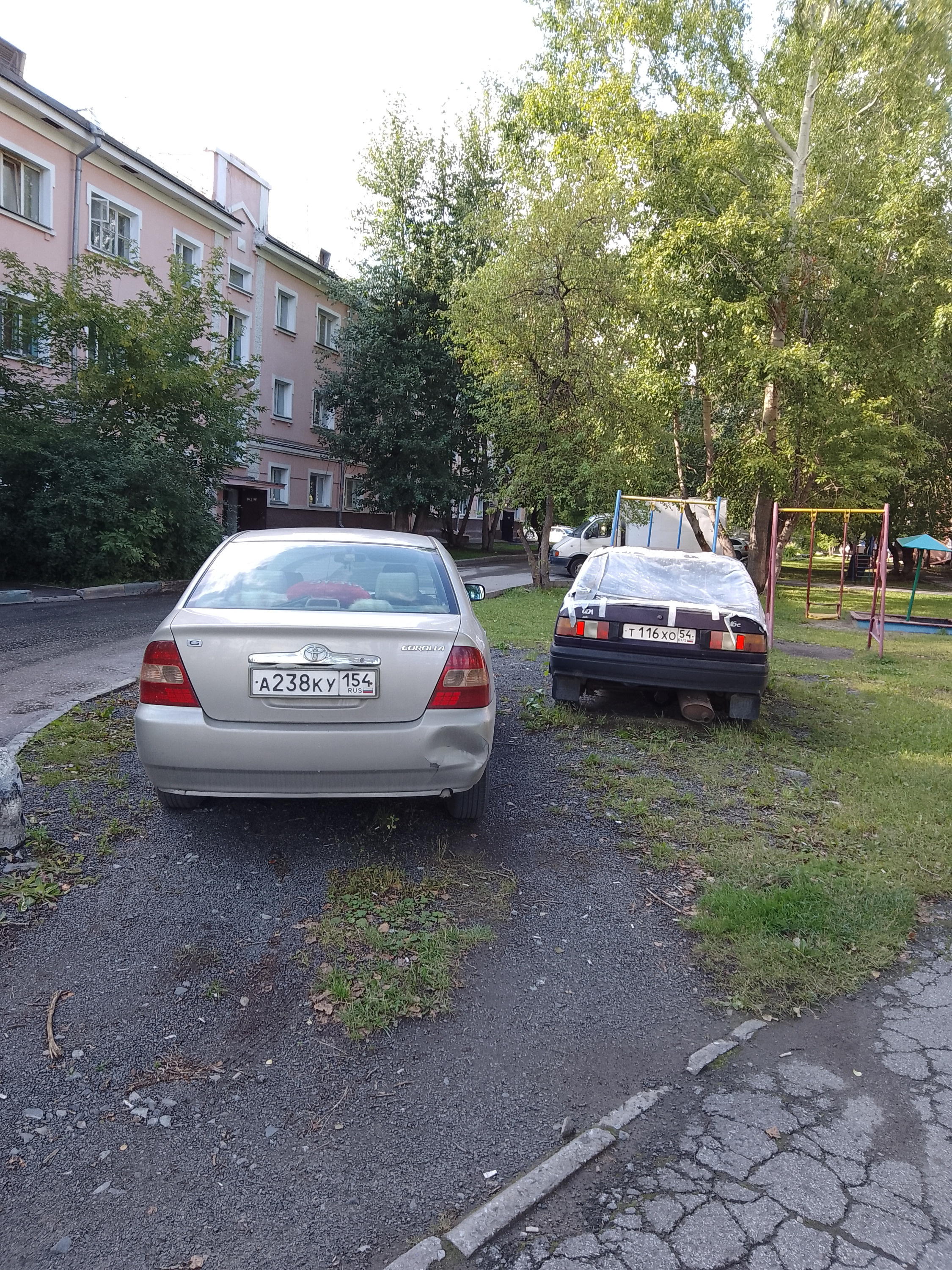 Стоянка на газоне Стоянка на газоне