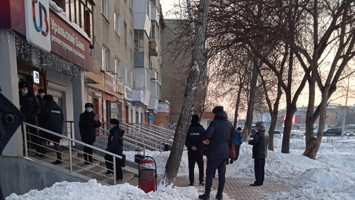 Изъяли два пистолета и часть денег: силовики задержали грабителей, которые напали на банк в Екатеринбурге