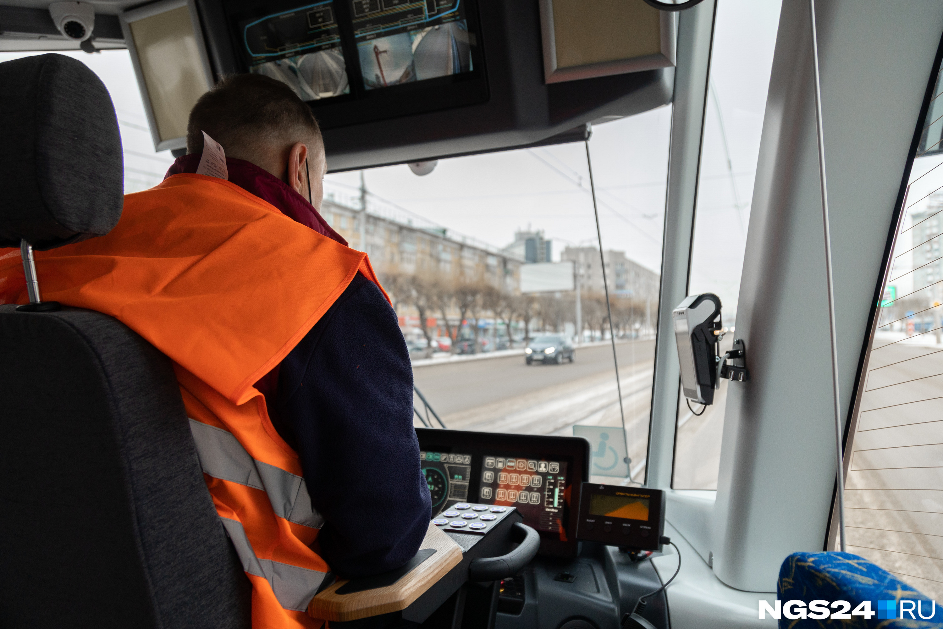 В кабине нового вагона 71−911ЕМ «Львенок» В кабине нового вагона 71−911ЕМ «Львенок»