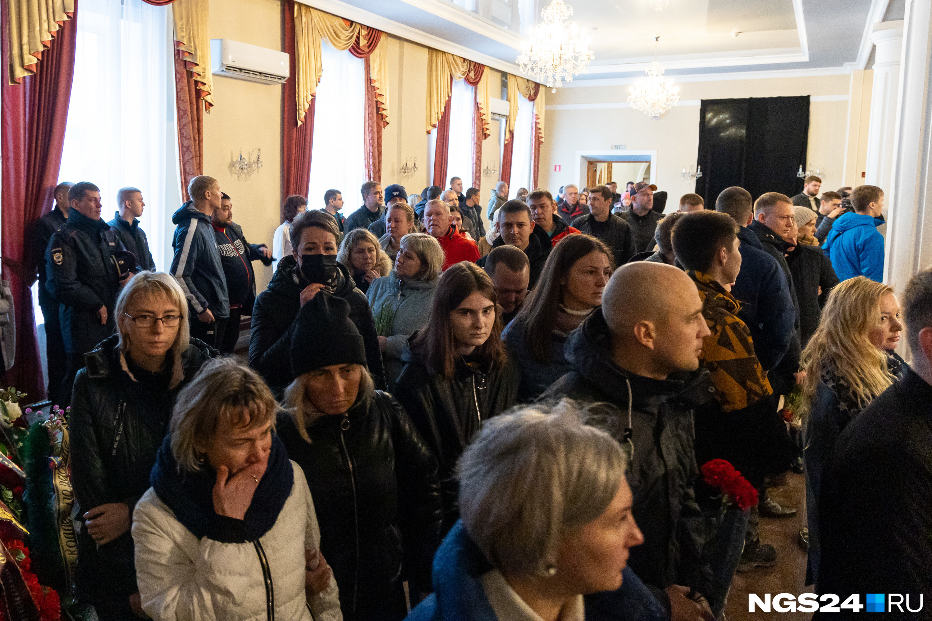 На прощание пришло несколько сотен человек На прощание пришло несколько сотен человек