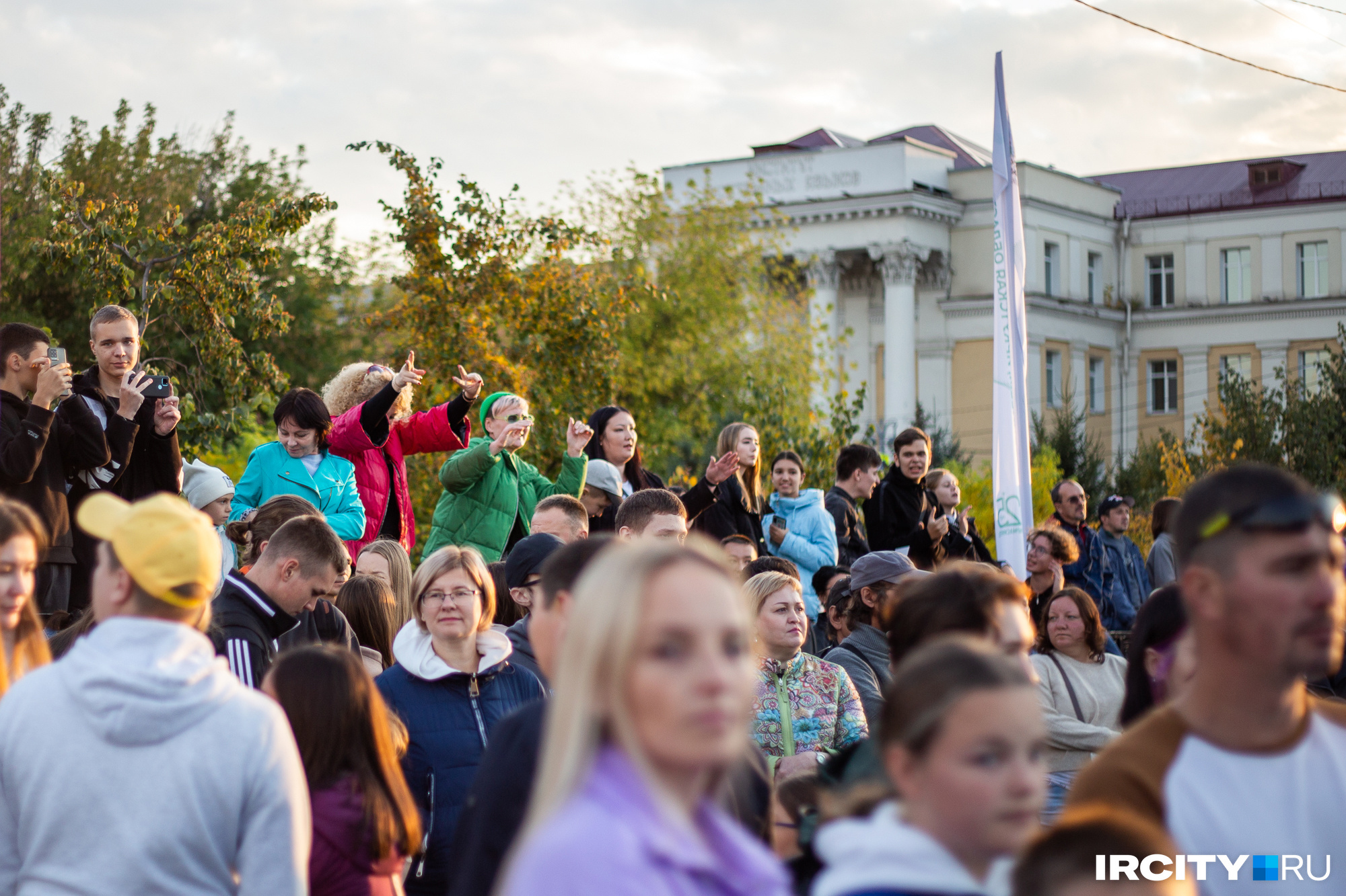 Чтобы лучше было видно артистов, люди традиционно залезали на заборы Чтобы лучше было видно артистов, люди традиционно залезали на заборы