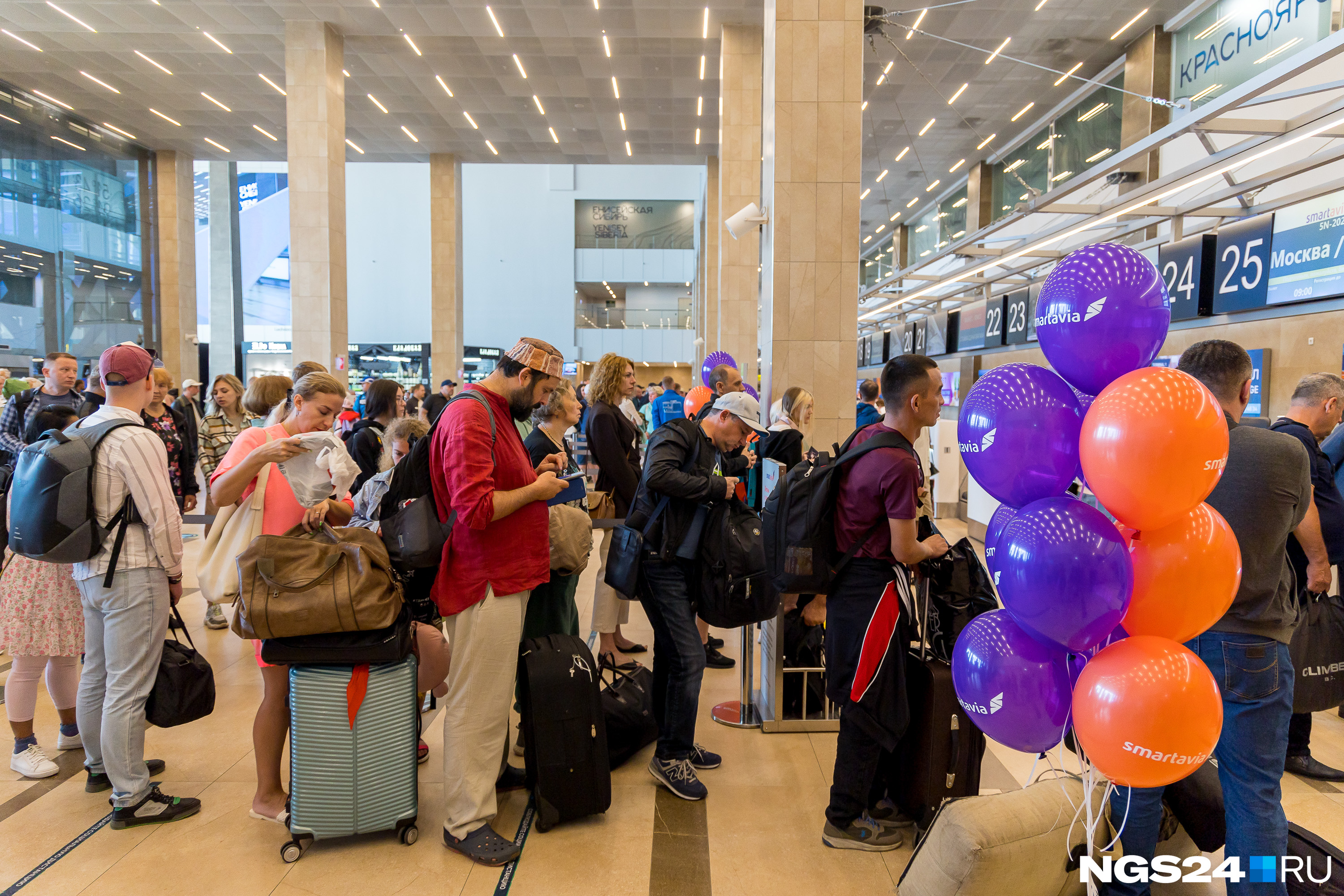 Пассажиров нового рейса в аэропорту встречали воздушными шариками у стойки регистрации