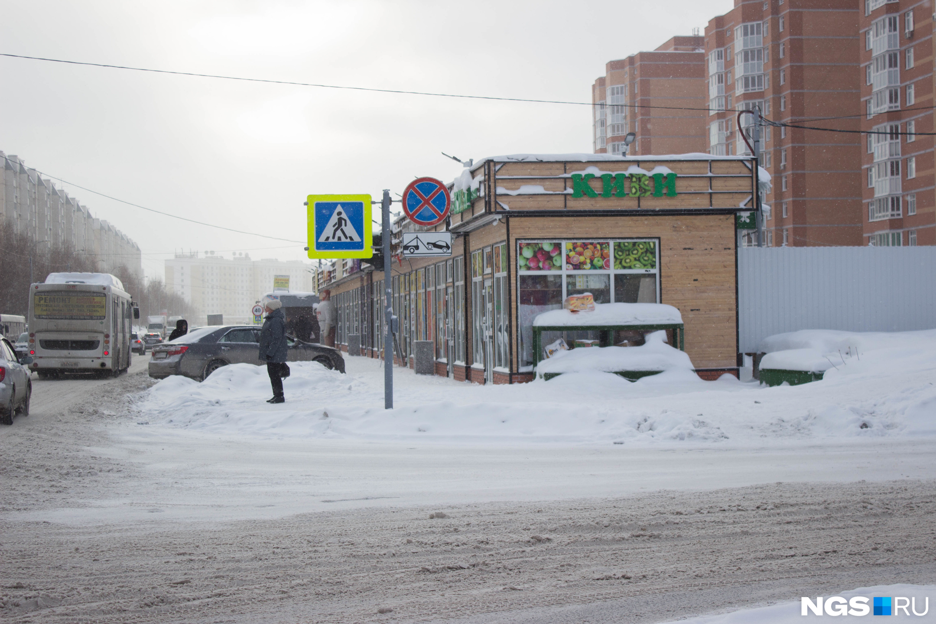 Торговых ларьков и павильонов здесь очень много: вот эти появились относительно недавно рядом с тем самым местом под сквер, из-за которого взбунтовались жильцы Торговых ларьков и павильонов здесь очень много: вот эти появились относительно недавно рядом с тем самым местом под сквер, из-за которого взбунтовались жильцы